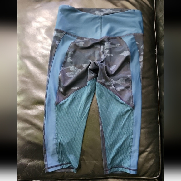 Lululemon Clip In Crops Lotus CamoOil Slick Blue/ Alberta Lake.  Size 4. - Picture 2 of 12